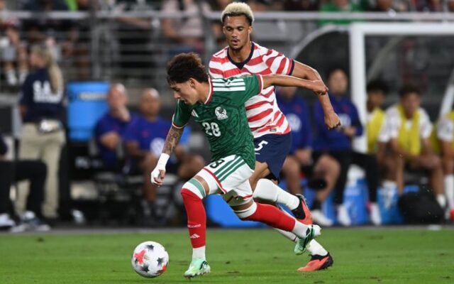 Disputa de balón entre futbolistas de México y Estados Unidos