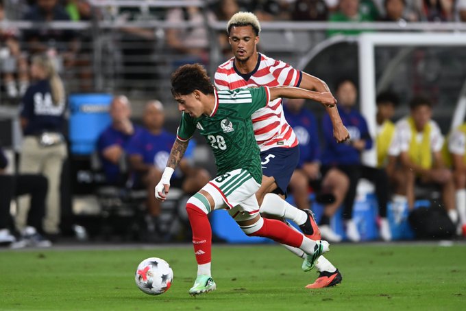 Disputa de balón entre futbolistas de México y Estados Unidos